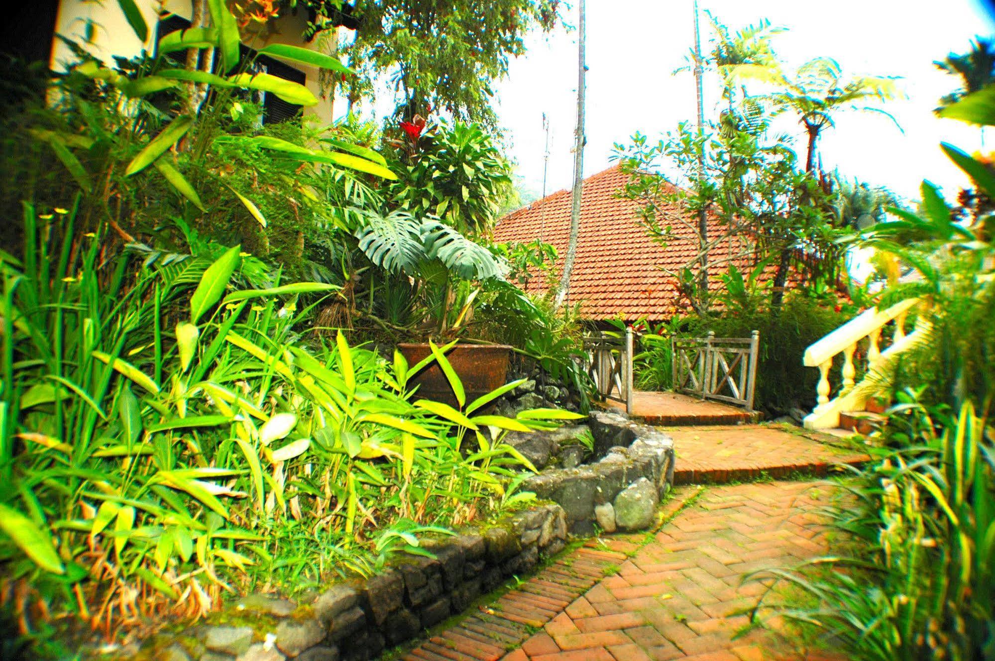 Foresta Inn Family Resort Prigen Exterior foto